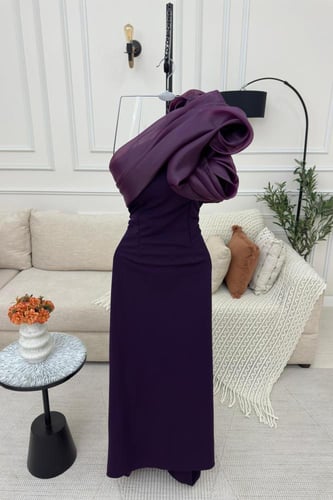 فستان سهرة بكتف مكشوف