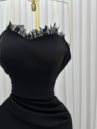 فستان أسود فاخر بدون أكمام بفتحة ساق
