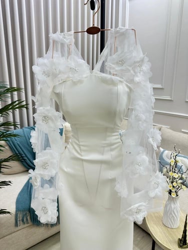 فستان وردة أبيض ناعم بأكمام شفافة