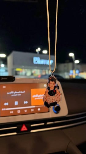 تعليقة سيارة بصورة أكريلك