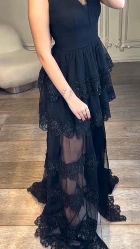 فستان سهرة أسود بطبقات دانتيل فخمة