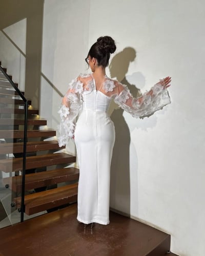 فستان وردة أبيض ناعم بأكمام شفافة