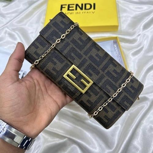 حقيبة فندي (FENDI) كلاتش بسلسلة – تصميم FF الكلاسي...