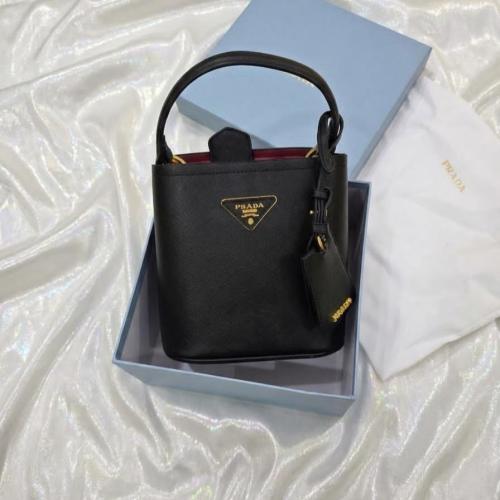 حقيبة يد نسائية أنيقة من Prada بتصميم عصري فاخر