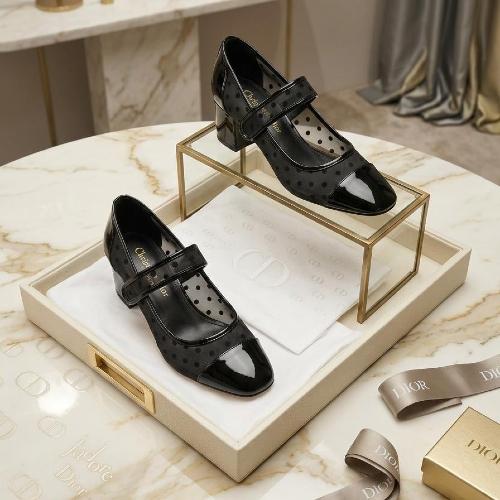 حذاء فلات نسائي أنيق من Dior بتصميم شبكي منقط وحزا...
