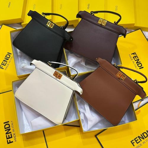حقيبة يد نسائية فاخرة من Fendi بتصميم أنيق وقفل مع...