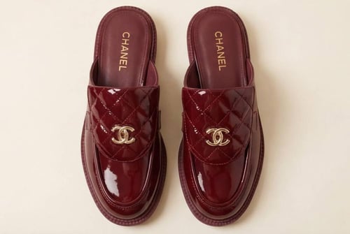 سليبر فلات شانيل CHANEL بتصميم فخم لامع مع لمسة ذه...