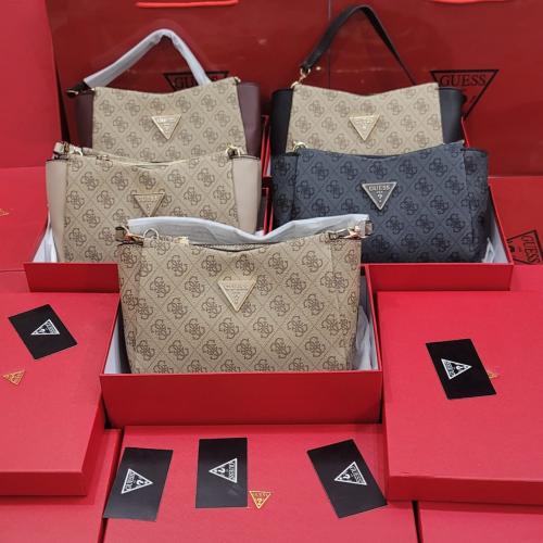 حقيبة نسائية أنيقة ثنائية اللون من GUESS بتفاصيل ذ...