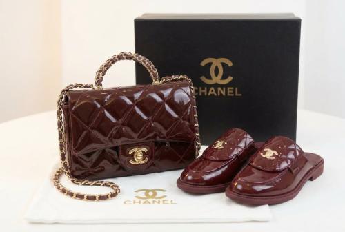 طقم أنيق وفخم من شانيل يجمع بين الفخامة واللمسه ال...