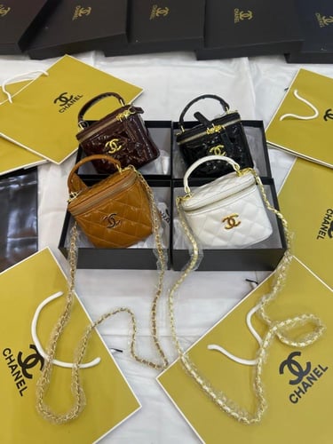 حقيبة شانيل CHANEL مربعة بتصميم ماسي . ماستر كوالت...