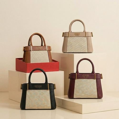 حقيبة نسائية أنيقة ثنائية اللون من GUESS بتفاصيل ذ...