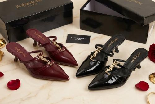 كعب نسائي من سان لوران Saint Laurent أناقة جريئة ب...