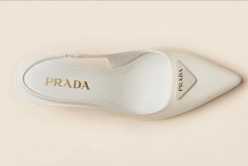 كعب نسائي فاخر من برادا PRADA جرأة أنيقة بلمسة عصر...
