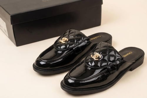 سليبر فلات شانيل CHANEL بتصميم فخم لامع مع لمسة ذه...