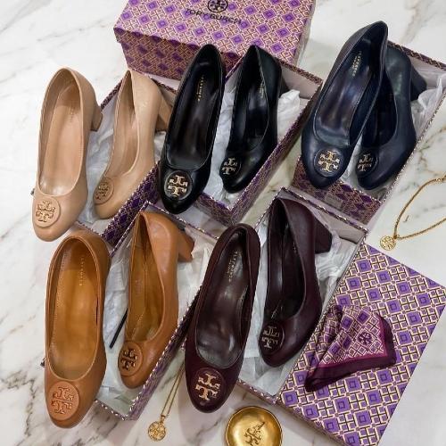 كعب نسائي أنيق من Tory Burch بتصميم كلاسيكي وشعار...