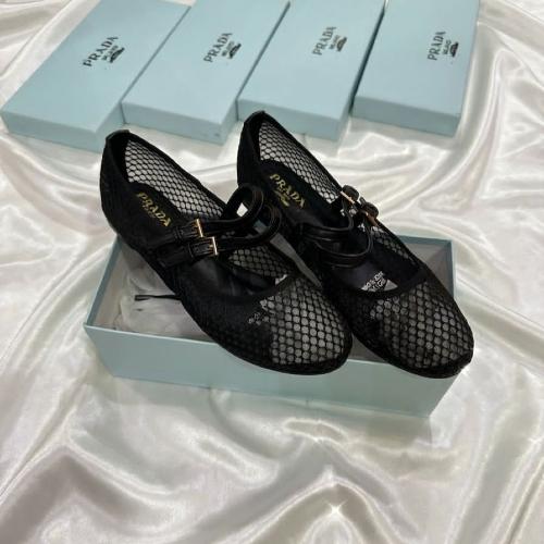 حذاء برادا PRADA فلات نسائي أنيق بتصميم شبكي متقاط...