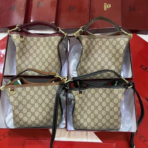 حقيبة Gucci النسائية بنقشة  GG الكلاسيكية ماستر كو...