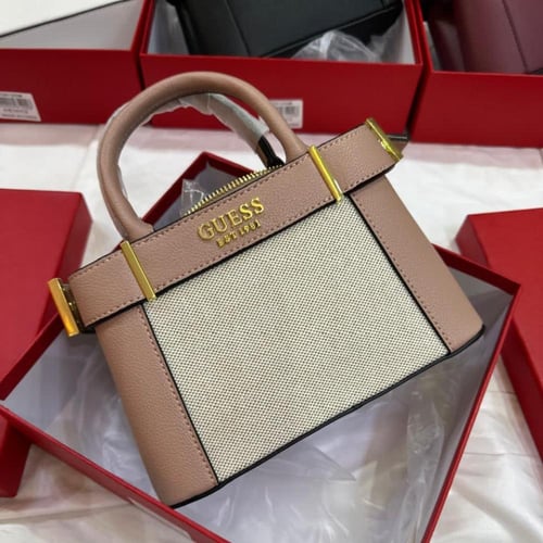 حقيبة نسائية أنيقة ثنائية اللون من GUESS بتفاصيل ذ...