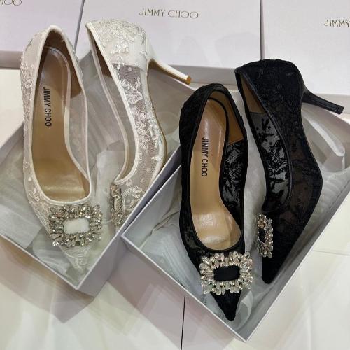 كعب نسائي فاخر مرصع باللؤلؤ من Jimmy Choo ماستر كو...
