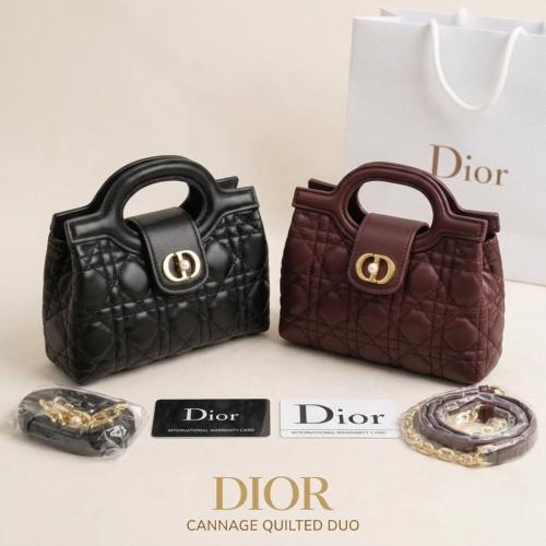 حقيبة يد ديور Dior ١٧ سم بتصميم مبطن ومقبض دائري م...