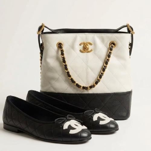 طقم أنيق من شانيل (CHANEL) يجمع بين الفخامة الكلاس...