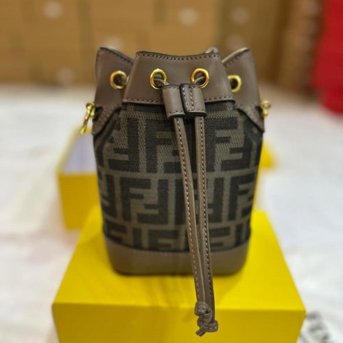 حقيبة باكيت نسائية فاخرة من Fendi بنقشة FF الأيقون...