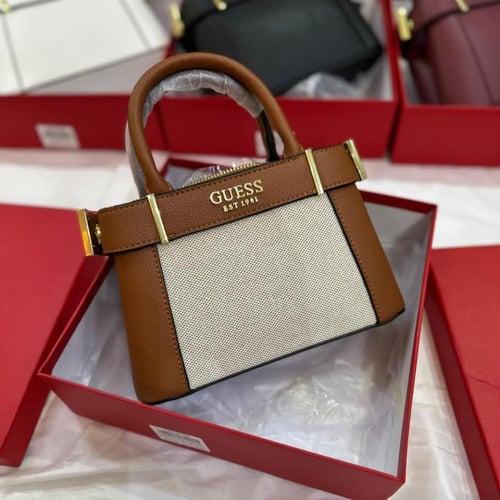 حقيبة نسائية أنيقة ثنائية اللون من GUESS بتفاصيل ذ...
