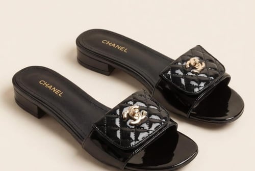 سليبر نسائي فاخر من شانيل CHANEL تصميم أنيق يبرز أ...