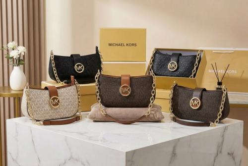 حقيبة مايكل كورس (Michael Kors) نسائية ماستر كوالت...