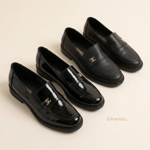 حذاء لوفر نسائي من شانيل CHANEL فاخر باللون الأسود...