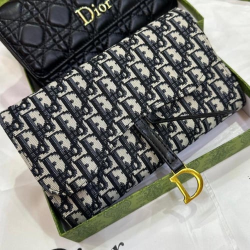 محفظة ديور فاخرة بتصميم أنيق و شعار حرف D المميز م...