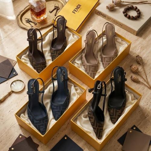كعب نسائي فاخر بنقشة المونوغرام من Fendi – تصميم أ...