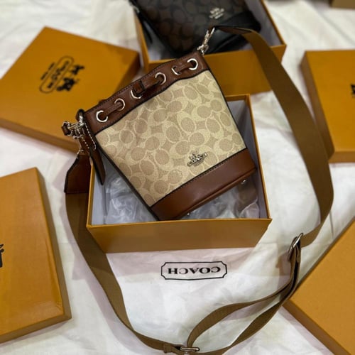حقيبة باكيت نسائية أنيقة من Coach بنقشة Signature...