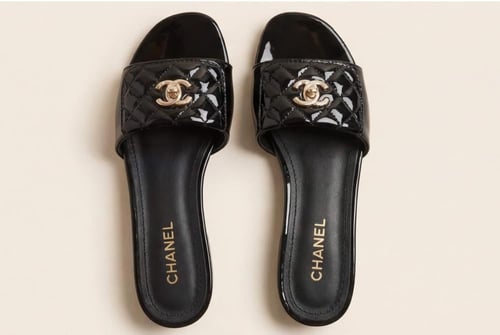 سليبر نسائي فاخر من شانيل CHANEL تصميم أنيق يبرز أ...