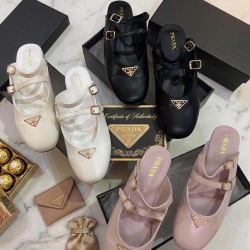 حذاء نسائي فاخر بتصميم كلاسيكي مع إبزيمين من Prada...