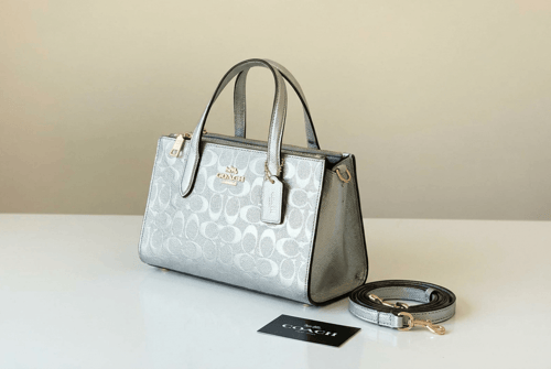 حقيبة كوتش النسائية – أناقة عصرية بلمسة فاخرة . ما...