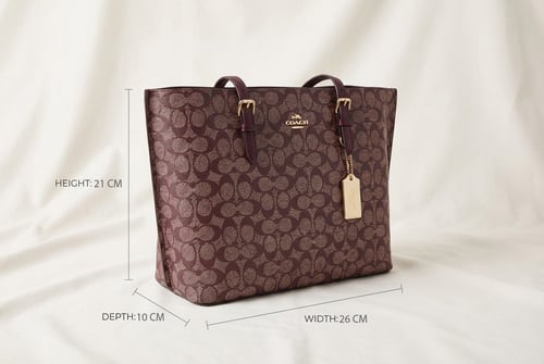 حقيبة COACH الكبيرة بطابع فاخر ونقشة توقيعية مميزة...