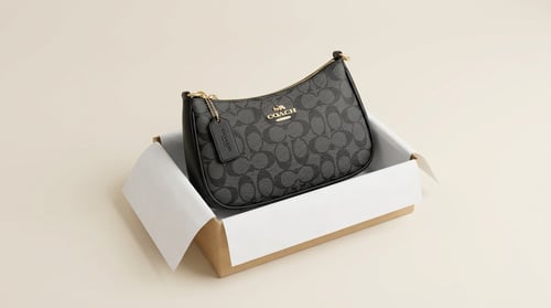 حقائب كوتش نسائية عصرية نقشة شعار  العلامة ماستر ك...