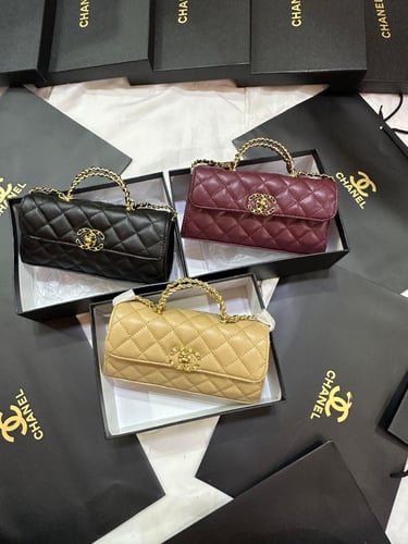 حقيبة كتف نسائية مبطنة بسلسلة ذهبية بتصميم فاخر من...