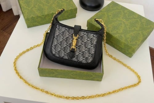 حقيبة جوتشي نسائية بسلسلة ذهبية – تصميم أنيق وفاخر...