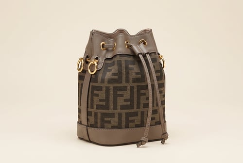 حقيبة باكيت نسائية فاخرة من Fendi بنقشة FF الأيقون...