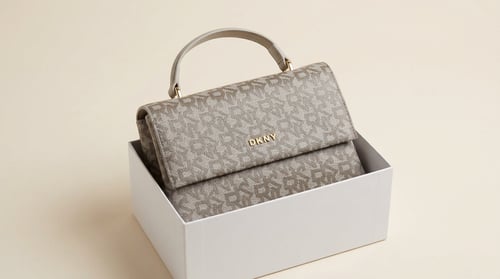 حقيبة دكني أنيقة بتصميم عصري و نقشة الشعار المميزه...