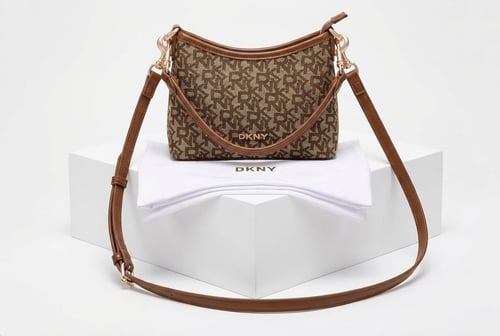 حقيبة دكني يد نسائية DKNY – تصميم عصري بنقشة أيقون...