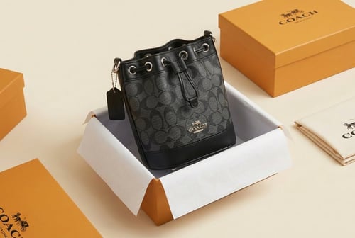 حقيبة باكيت نسائية أنيقة من Coach بنقشة Signature...