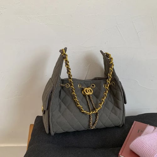 حقيبة دلو بسلسلة مبطنة جديدة من شانيل لعام 2025، ح...