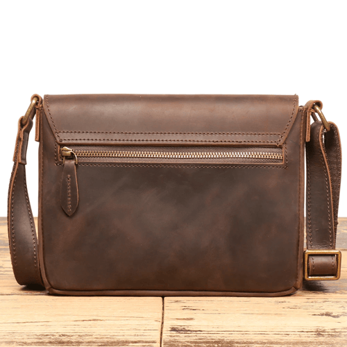 حقيبة بغطاء من الجلد الطبيعي