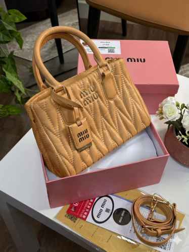 شنط. ماركه ميو ميو. MIU. MIU