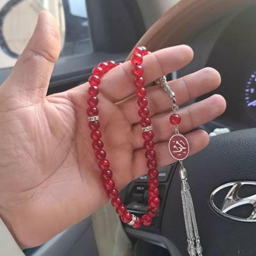 سبحة نسائية حمراء فاخرة مع قطعة فضية مخصصة بالاسم