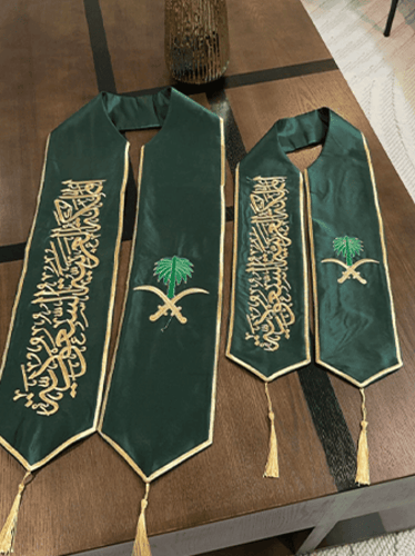 وشاح النخلة والسيف 2025 – إطلالة وطنية أنيقة | برا...