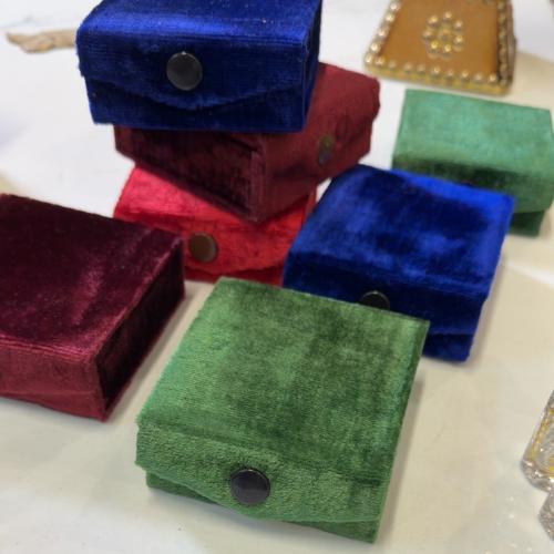 Velvet boxes, Indian craftsmanship, full weight divided into two halves